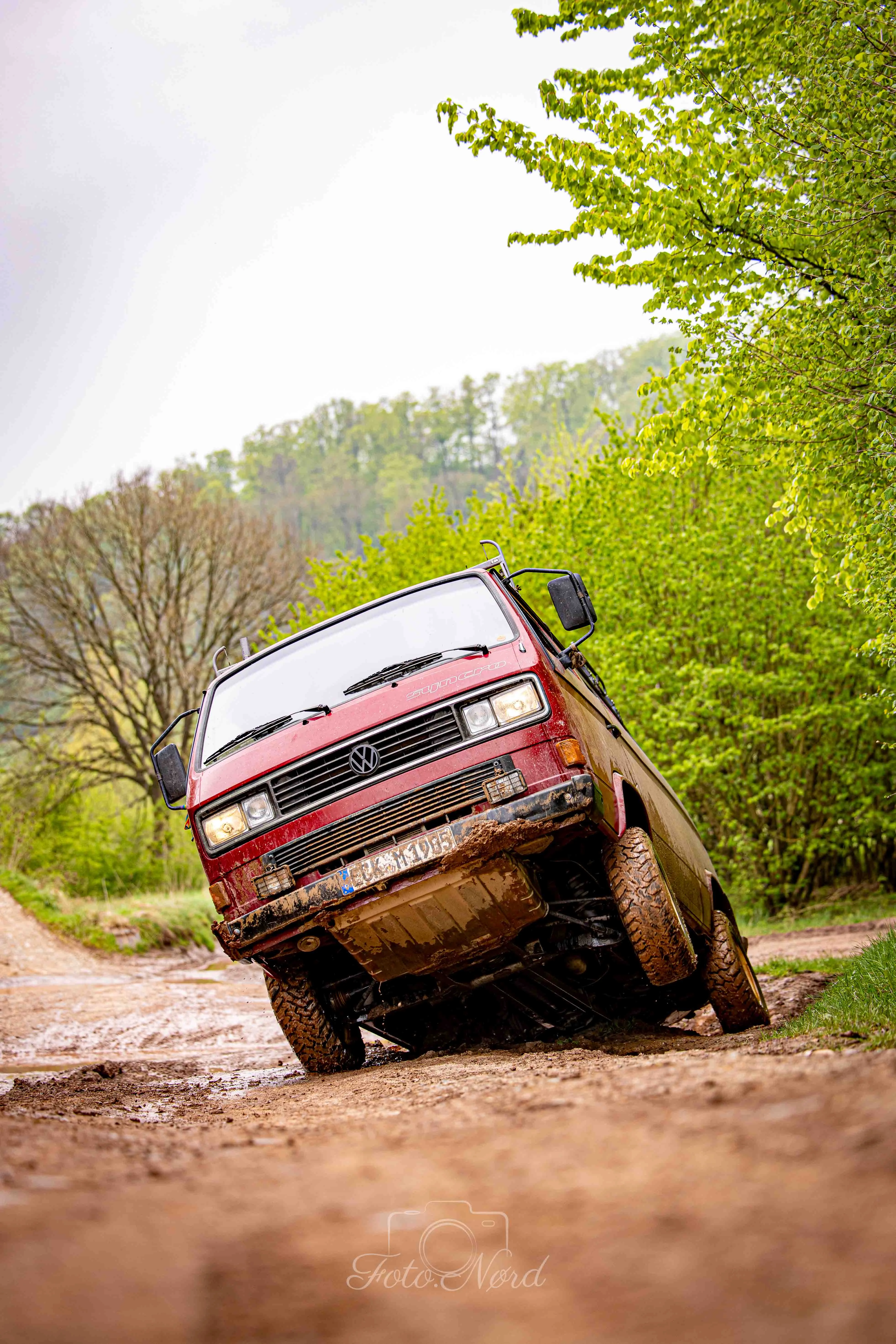 Roter VW T3 Syncro im Einsatz