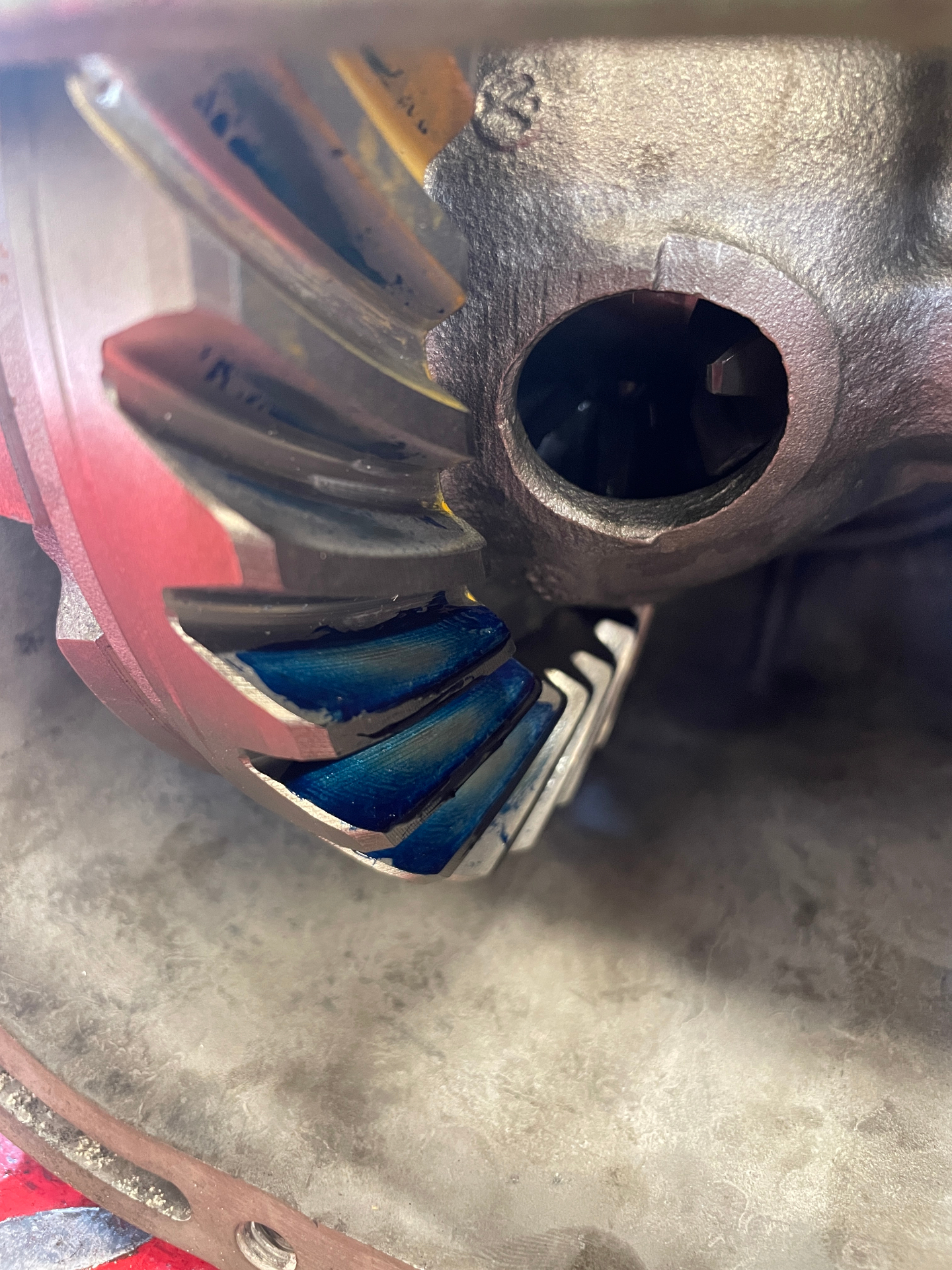 Kontrolle des Tragbilds an einem instandgesetzten VW T3 Getriebe
