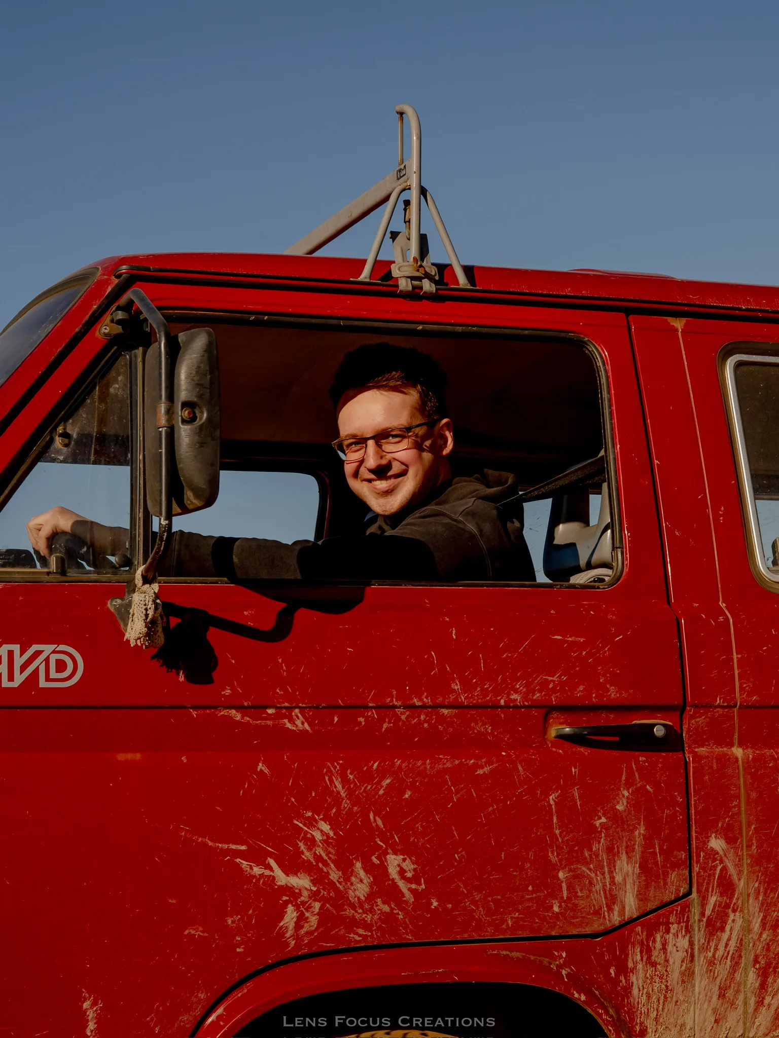 Marek beim Schrauben am T3